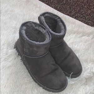 Grey UGG Minis.